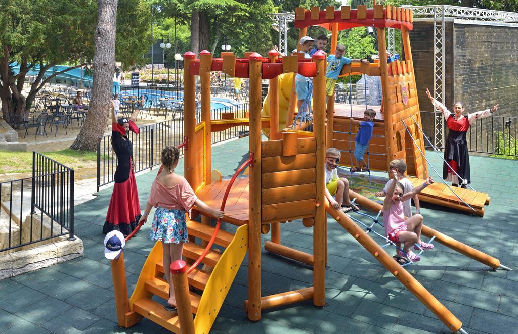 فندق مليا جراند هيرميتدج غولدن ساندز المظهر الخارجي الصورة Playground in the park